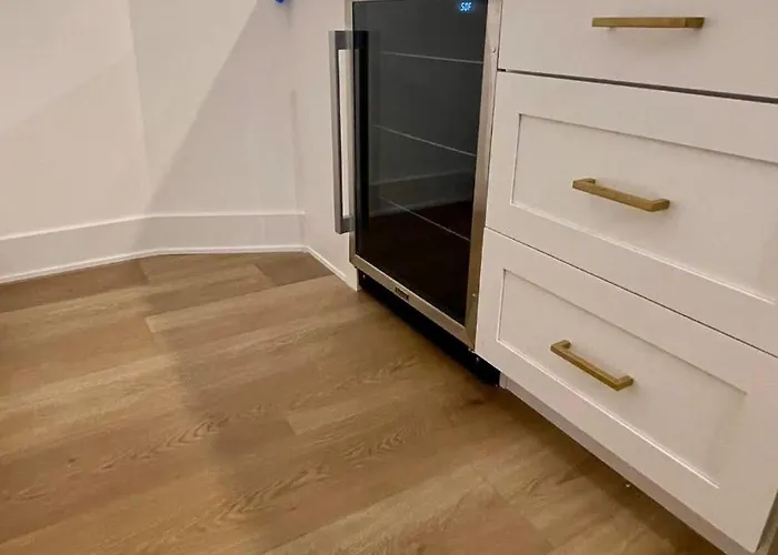 East Lincoln Park Gem Spacious 4 Br Apartment Chicago