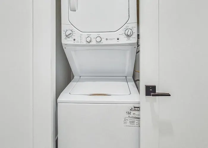 East Lincoln Park Gem Spacious 4 Br Apartment Chicago