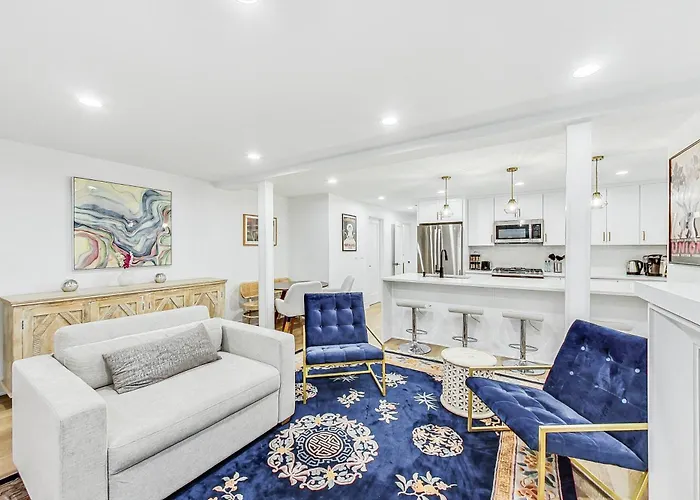 East Lincoln Park Gem Spacious 4 Br Apartment