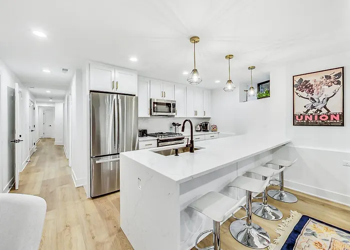 East Lincoln Park Gem Spacious 4 Br Apartment *