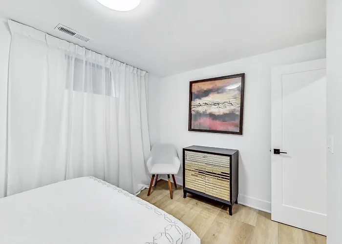 East Lincoln Park Gem Spacious 4 Br Apartment Chicago