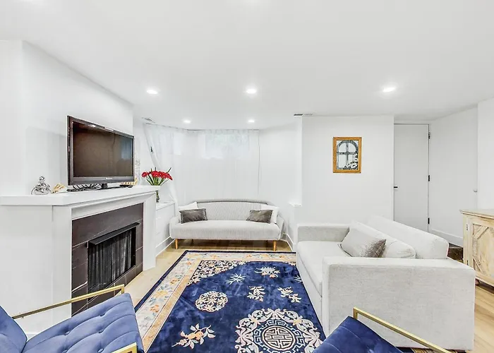 East Lincoln Park Gem Spacious 4 Br Apartment *