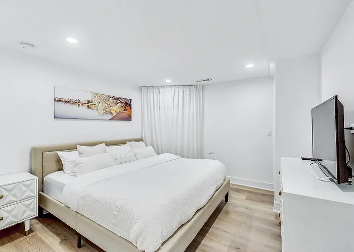 East Lincoln Park Gem Spacious 4 Br *