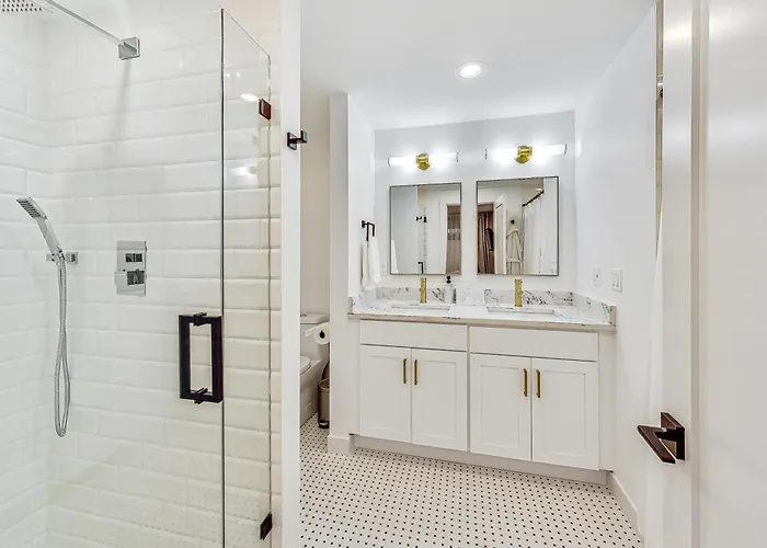 East Lincoln Park Gem Spacious 4 Br Apartment *
