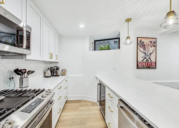 East Lincoln Park Gem Spacious 4 Br Apartment Chicago