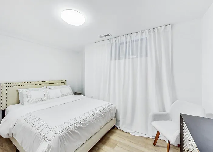 Apartment East Lincoln Park Gem Spacious 4 Br *