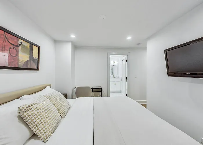 East Lincoln Park Gem Spacious 4 Br Chicago