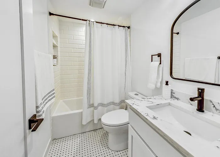 East Lincoln Park Gem Spacious 4 Br Apartment Chicago